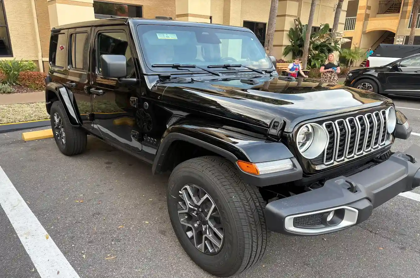 A black Jeep Wrangler parked at a Florida holiday resort, representing affordable Florida car hire for less using the SmartTrack price system